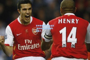 意甲赛场惊现红色面彩 球员集体发声抵制性别暴力