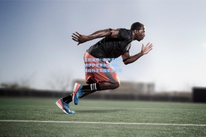 王的凝视！利物浦官方晒伊萨克更衣室视频，英超标王驾临安菲尔德